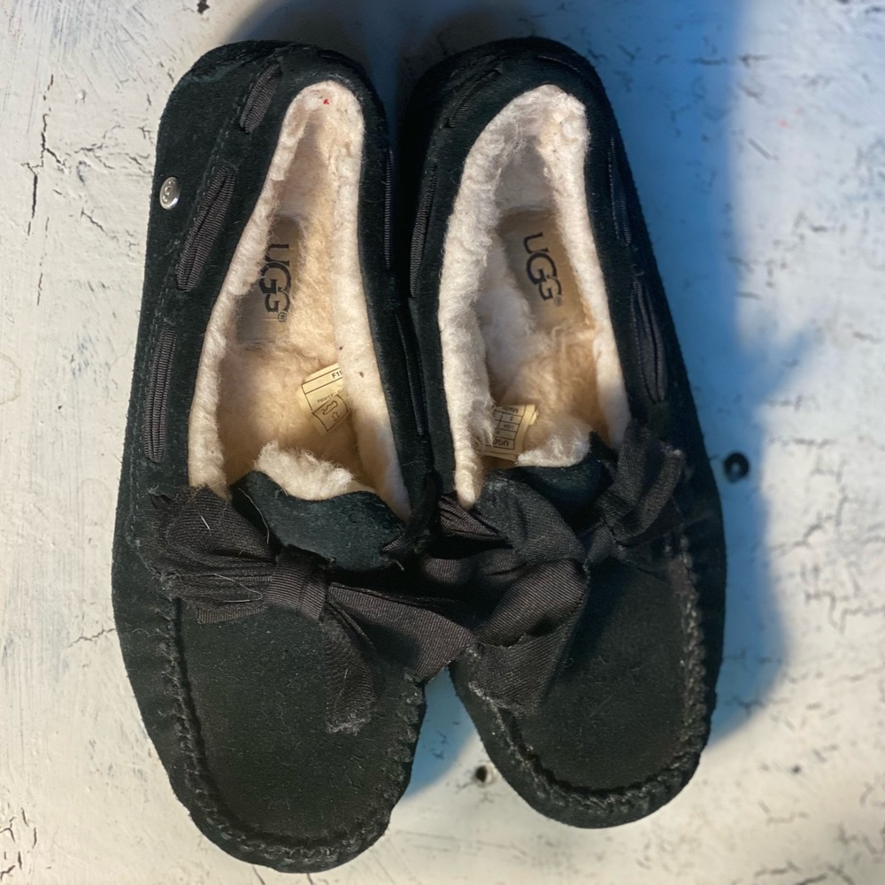 UGG Kids Moccasins in Forest Black Details - Picture 9 of 11